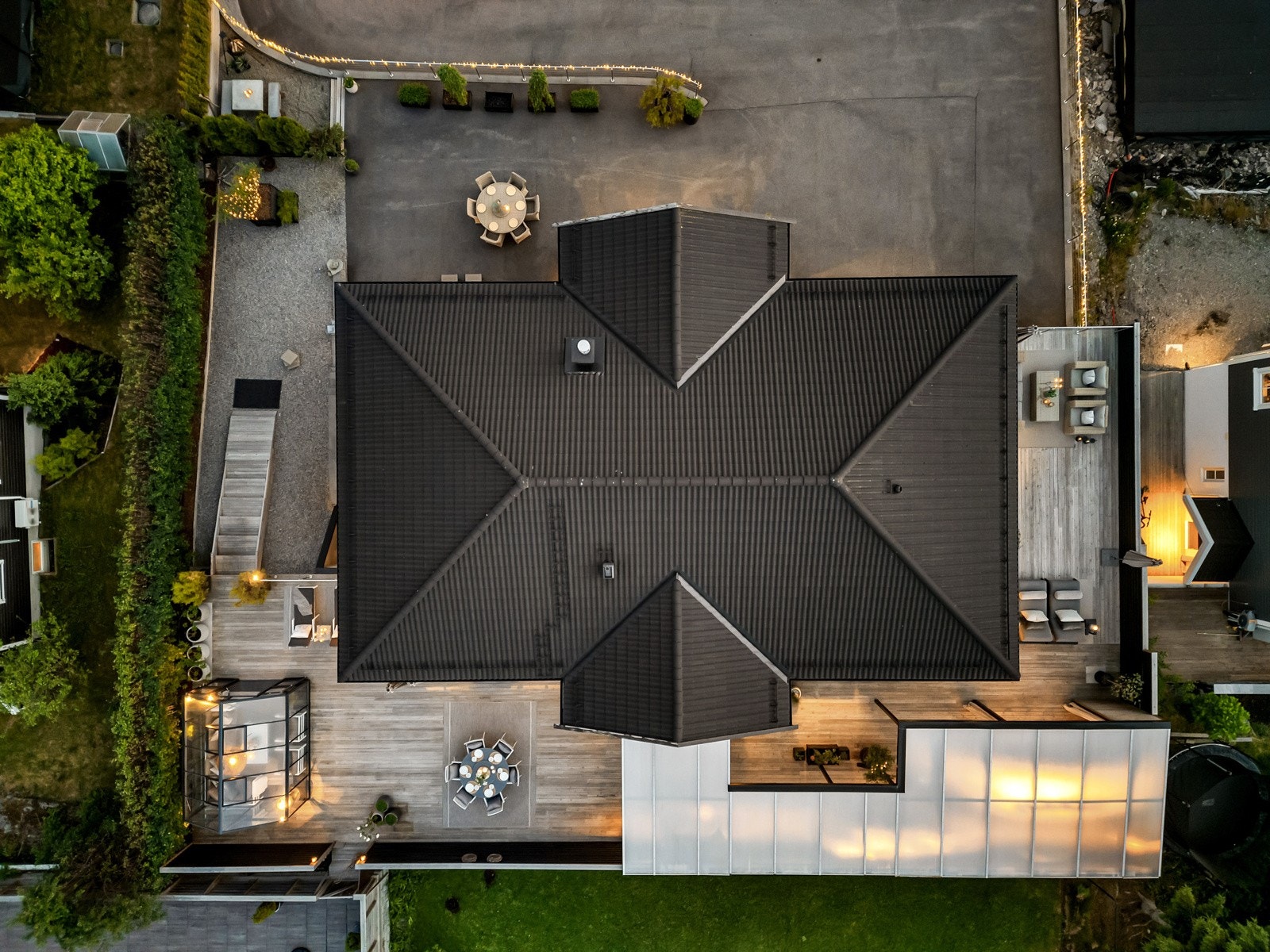 Huset ligger på et høydedrag, i et veletablert og hyggelig boligområde. Galleribilde