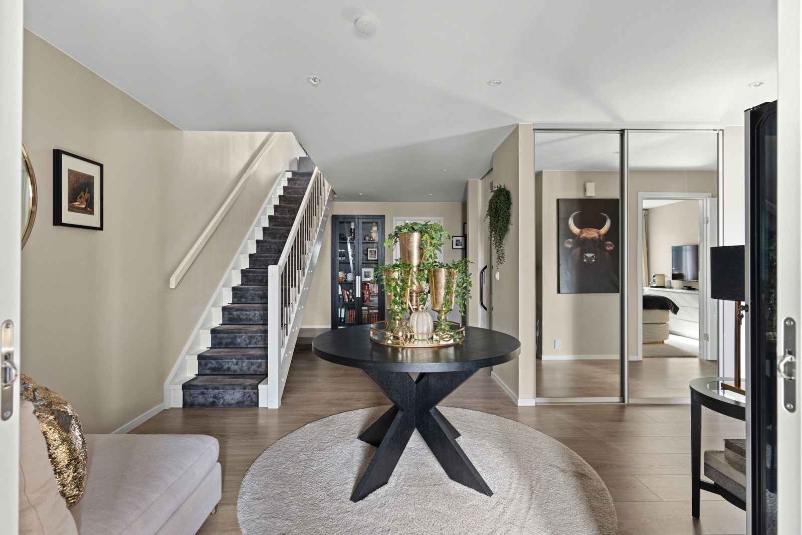 En stor hall møter deg ved inngangsdøren, og underbygger huset storslagenhet. Her er det også kontor, og stor skyvedørsgarderobe. Galleribilde