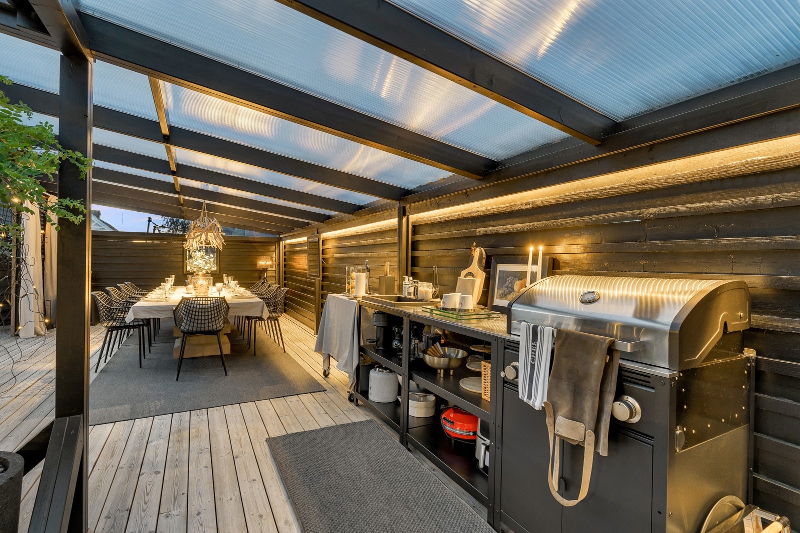 Pergola med tak, som skjermer for både sol og nedbør. Denne forelenger brukssesongen, samtidig som det gir ekstra skjerming. Galleribilde