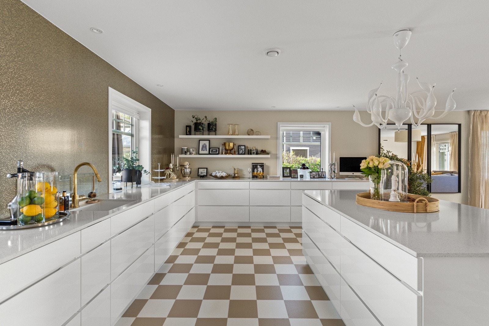 Kjøkkenet har hele 15 meter med benkeplater. Galleribilde