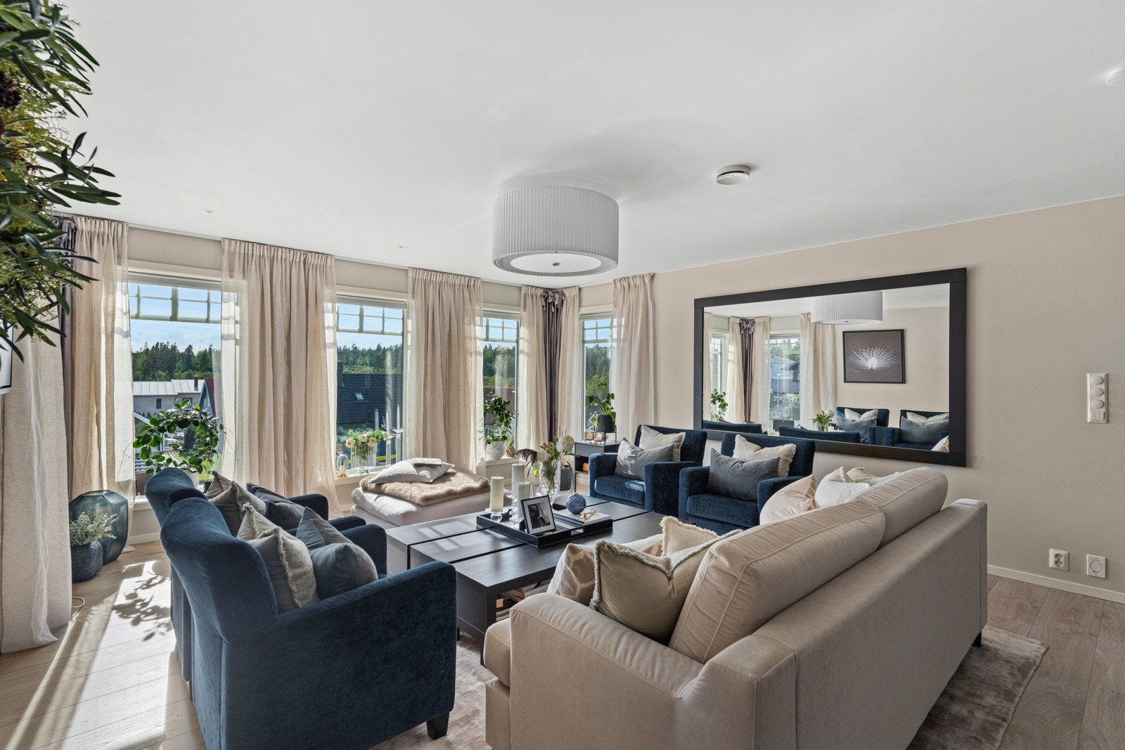 Råflott champagnestue med vinduer mot tre sider. Galleribilde