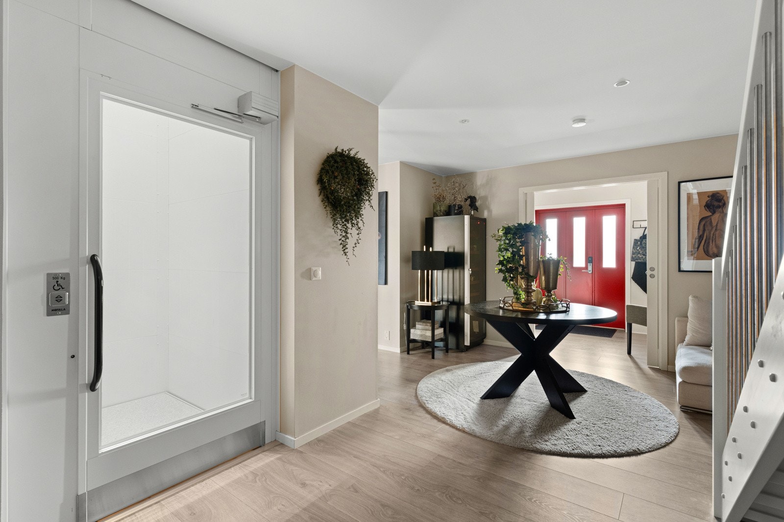 Huset er bygd i 2015, og er fullt ut HC-tilpasset. Det er heis mellom etasjene. Galleribilde