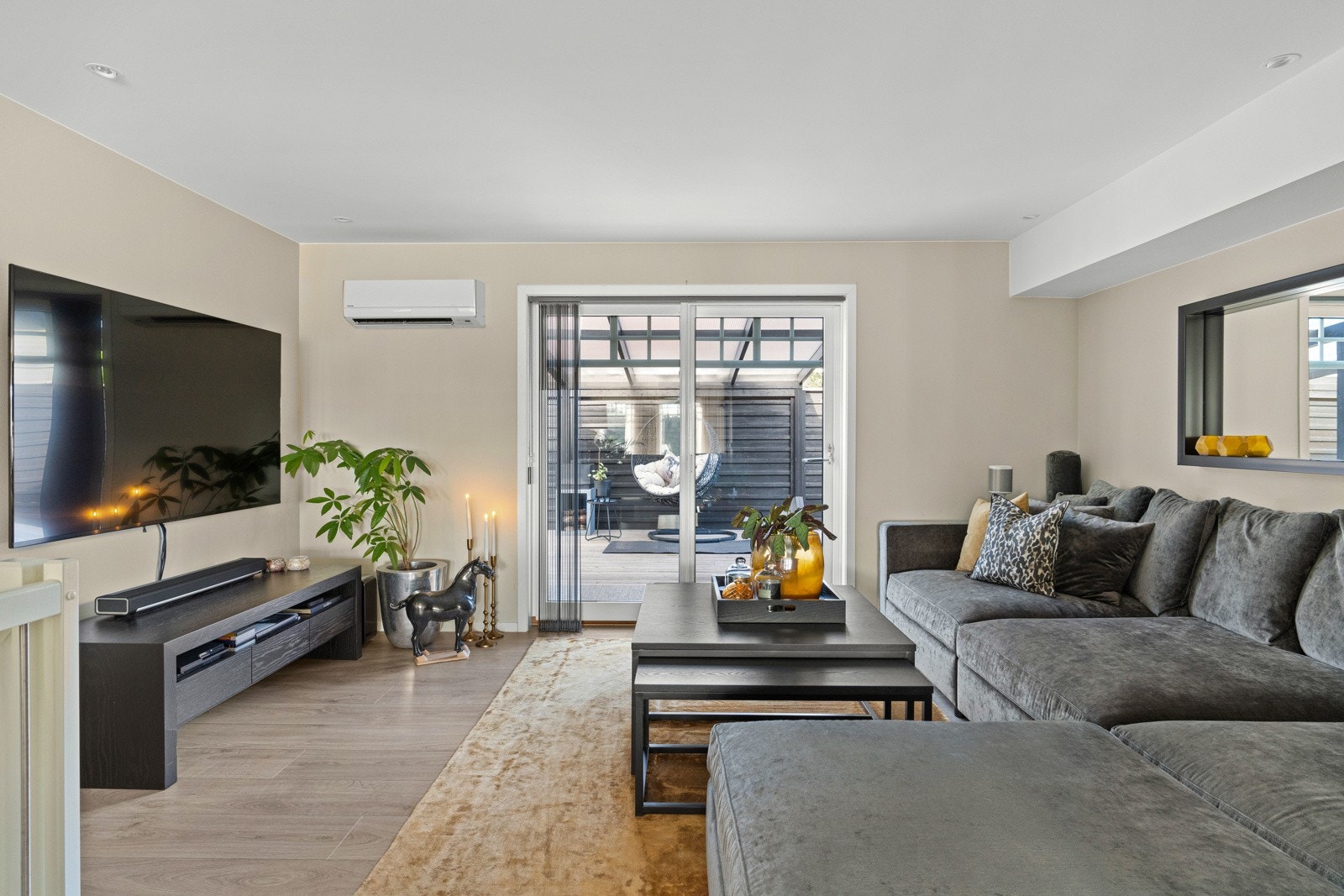 Fra TV-stuen er det utgang til uteområdet og terrassene. Galleribilde