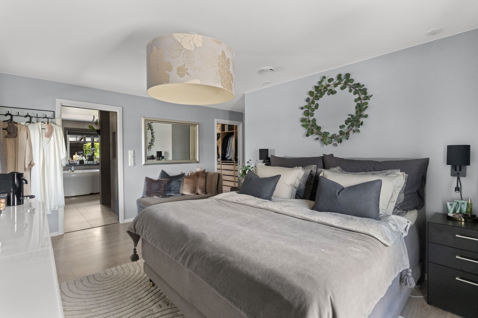 Hovedsoverommet er etablert som et lekkert hotellrom, med både walk-in og baderom en-suite. Galleribilde