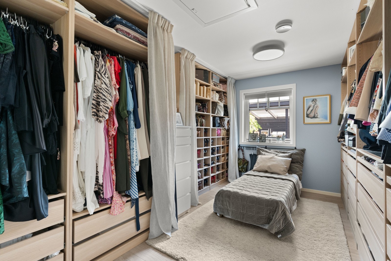 Walk-in closet/soverom med skap på begge langsider. Galleribilde