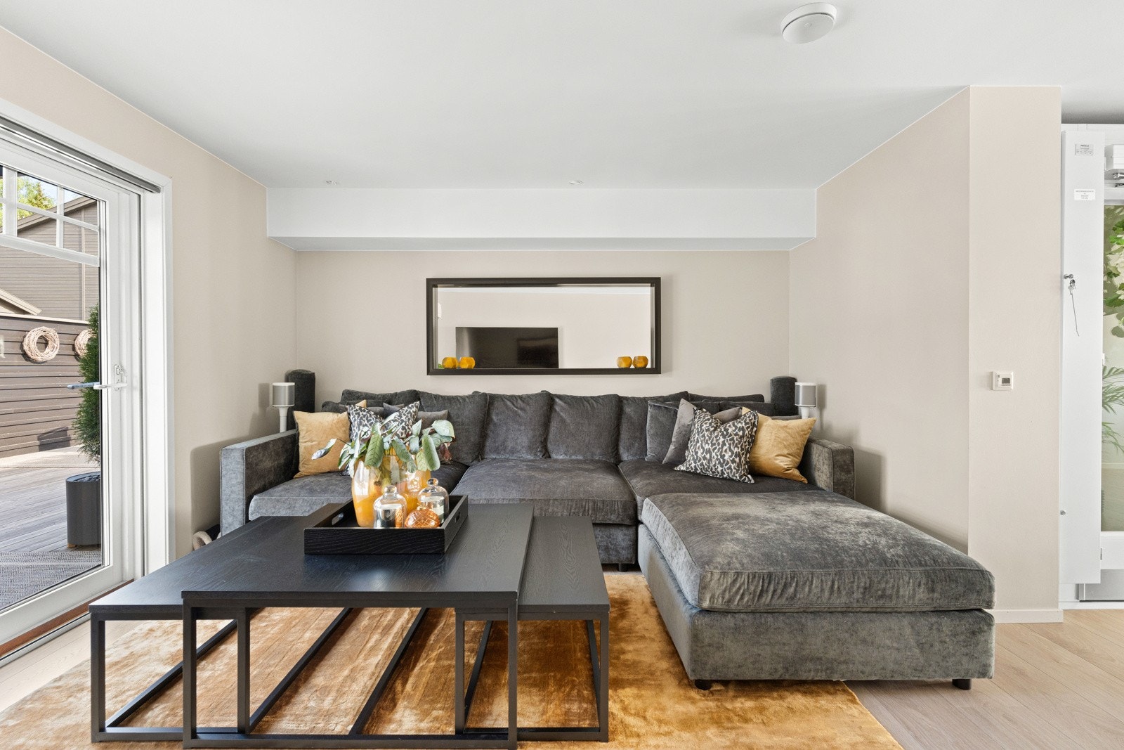 Tilbaketrukket TV-stue med plass til en stor og god sofa. Galleribilde