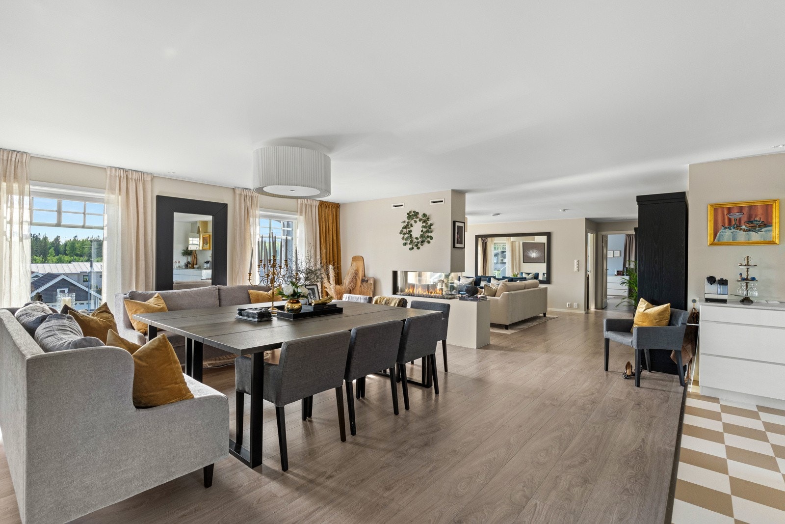 2. etasjen er delvis åpen, men adskilt og delt i fine soner. Galleribilde