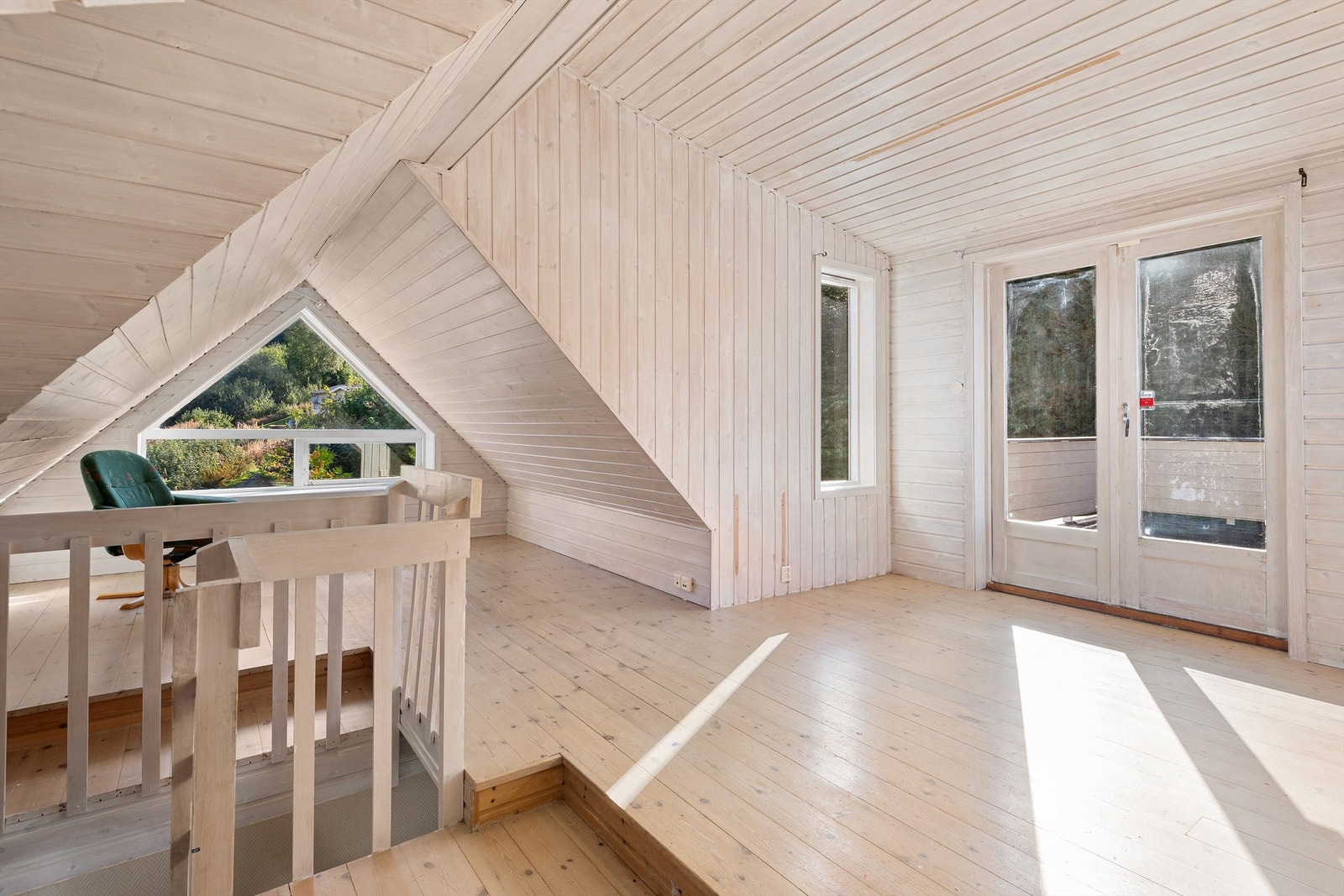 Loftsrom med utgang til veranda. Perfekt som hjemmekontor, lekerom til barna eller hobbyrom Galleribilde