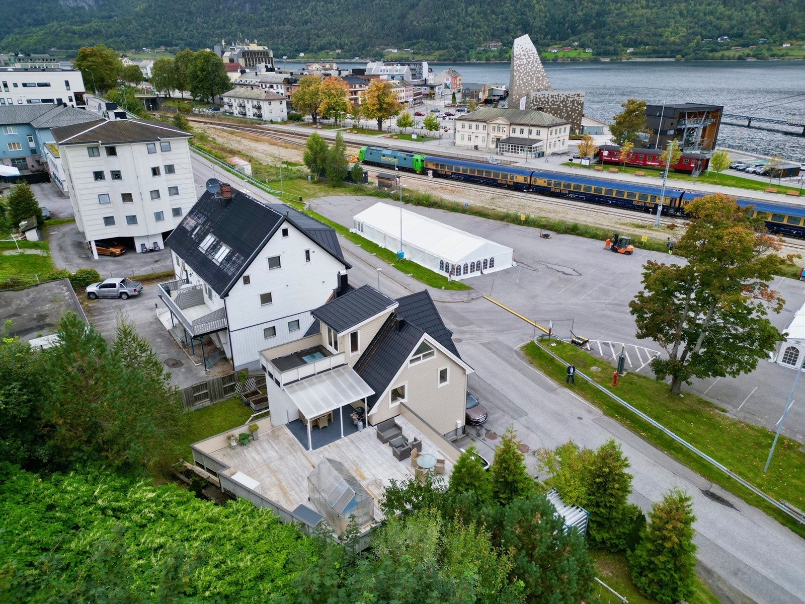 Umiddelbar nærhet til sentrumshandel, kaféer og alt annet sentrum har å by på! Galleribilde