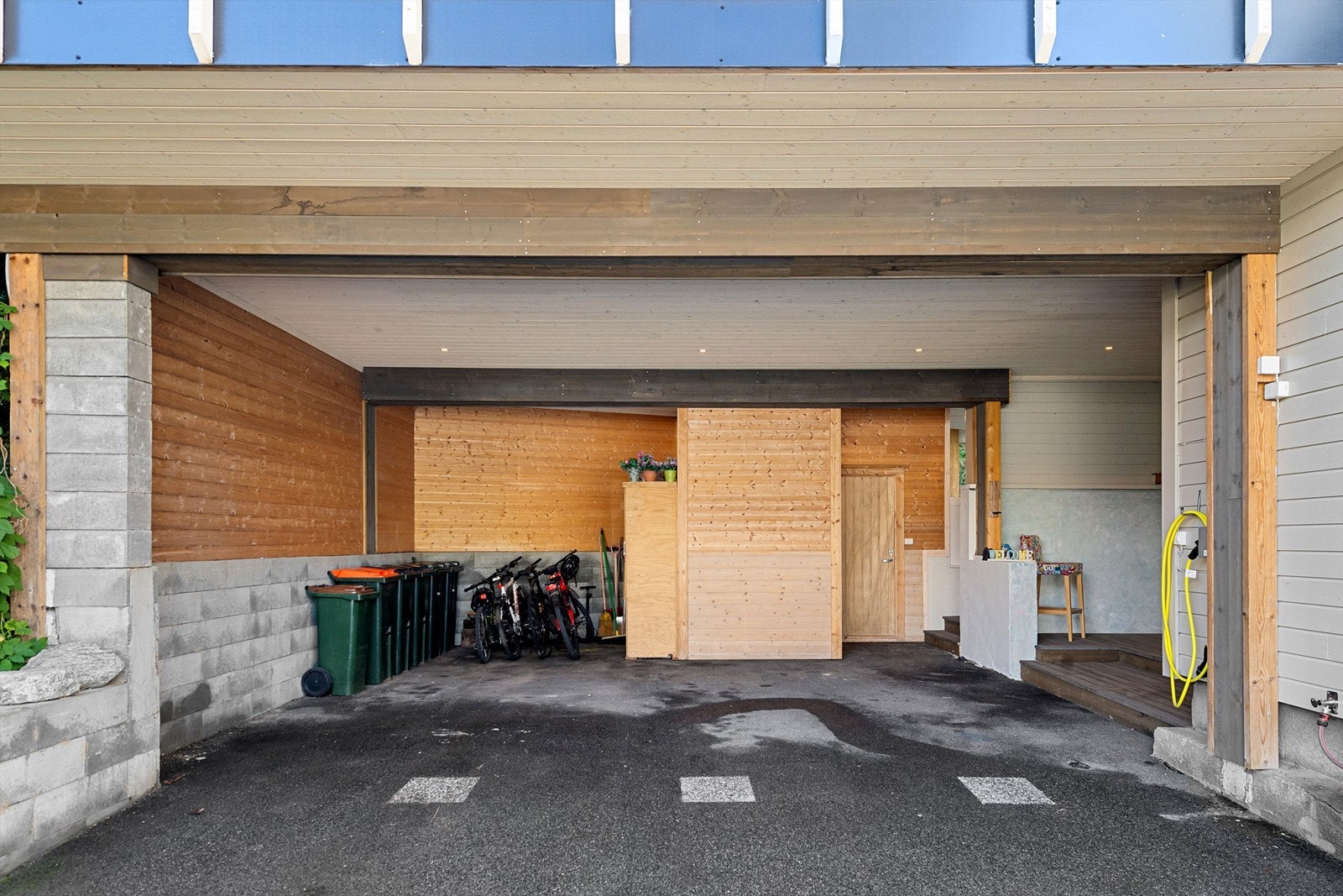 Carport/garasje og inngangsparti Galleribilde