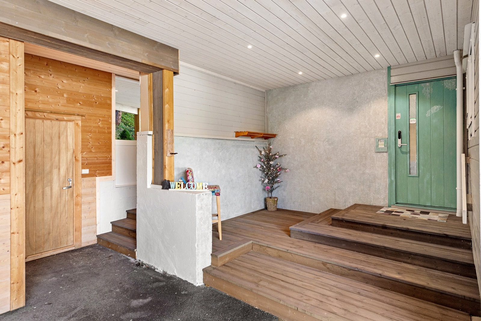 Overbygd og pent inngangsparti med god oppbevaringsplass og downlights i himling. Galleribilde