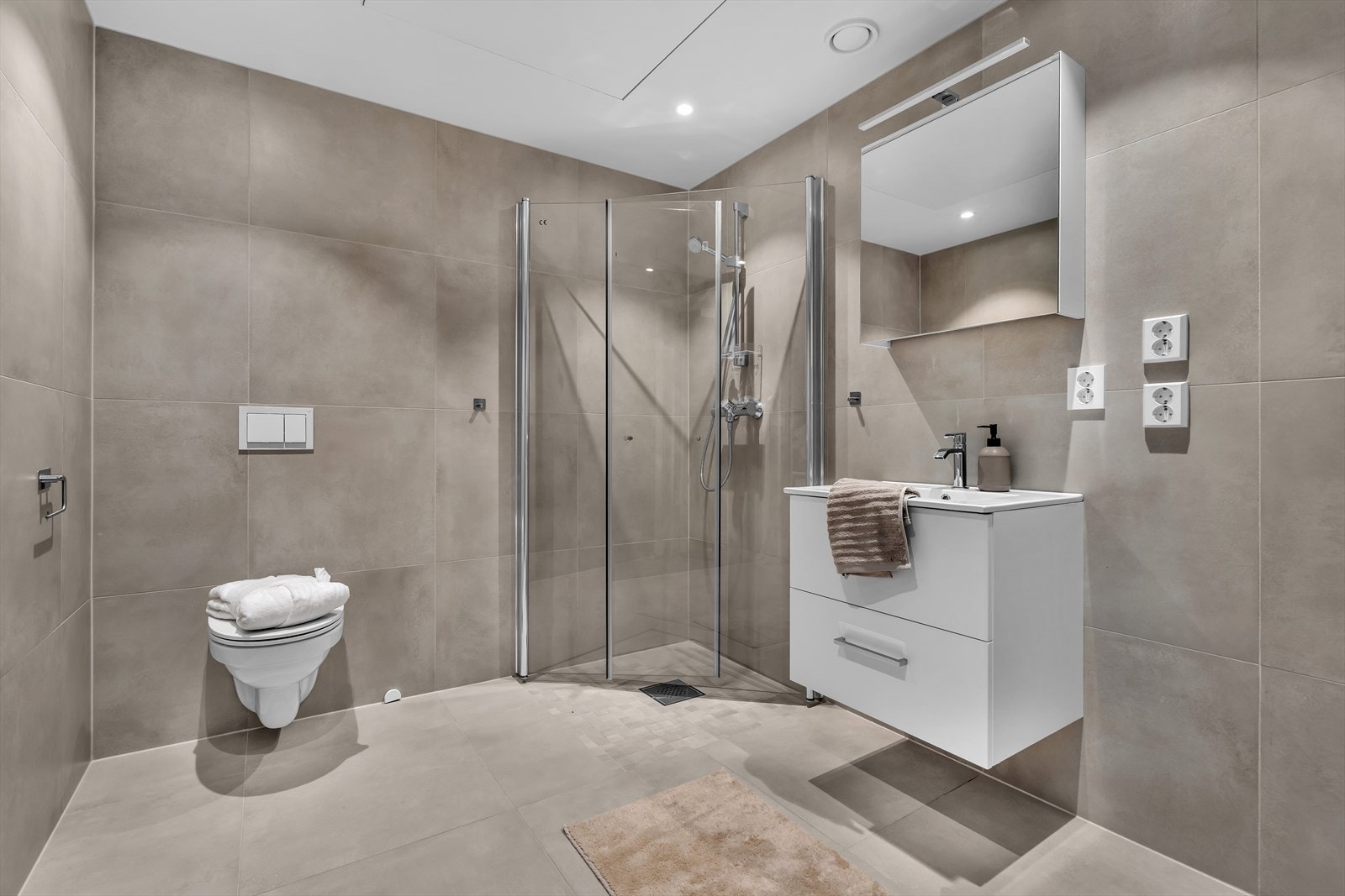 Flott flislagt bad med opplegg til vaskemaskin Galleribilde