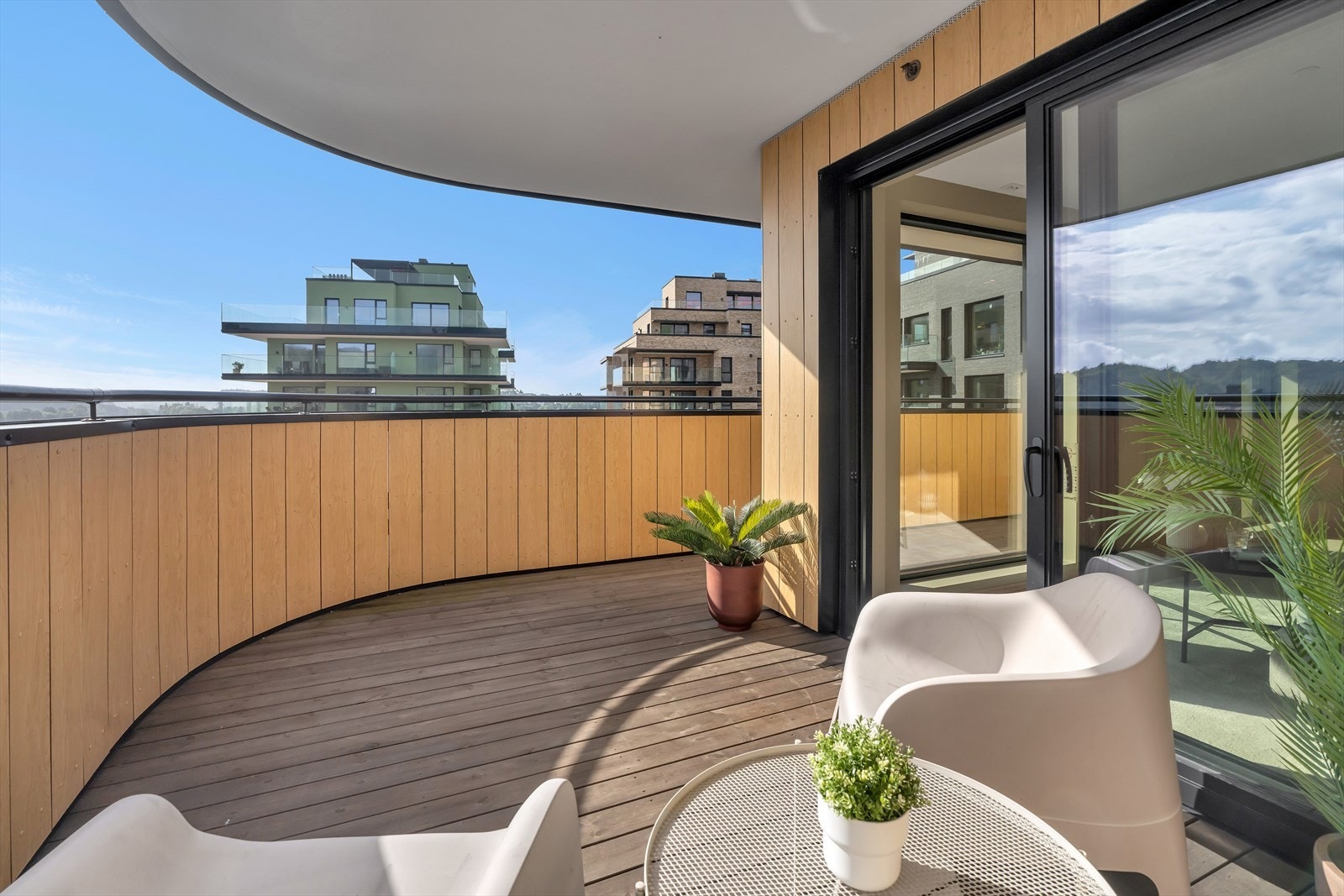 Balkongen strekker seg rundt leiligheten. Galleribilde