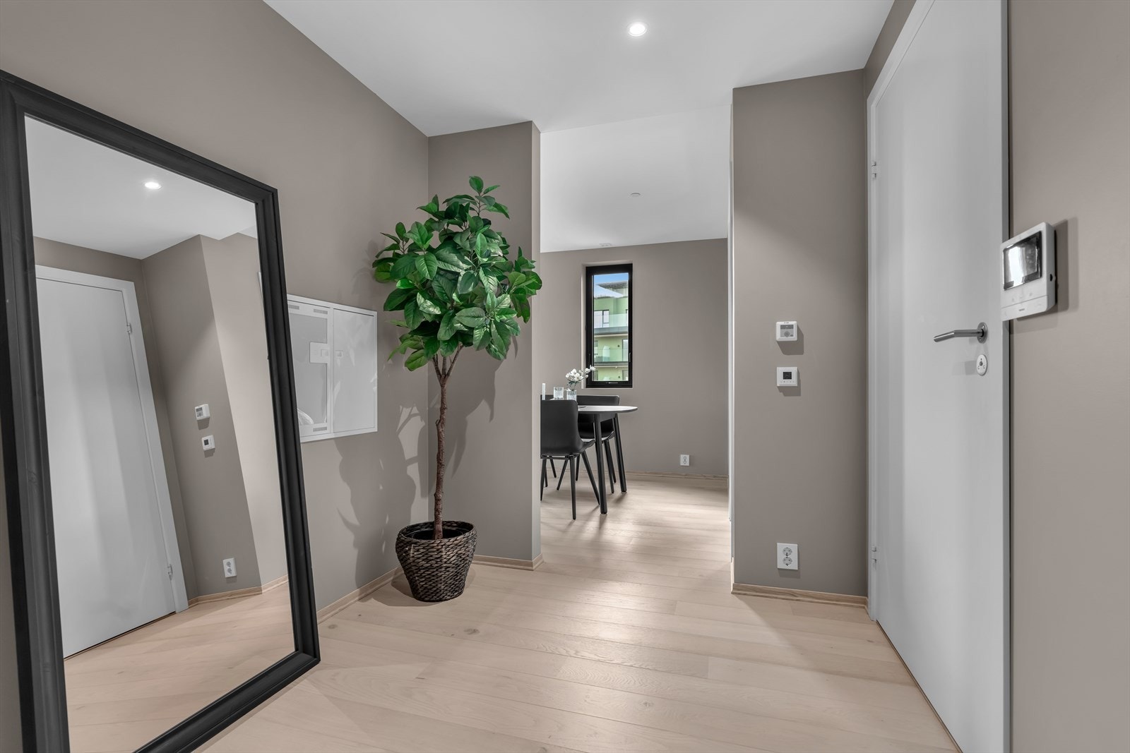 Romslig entré og calling anlegg m/kamera Galleribilde