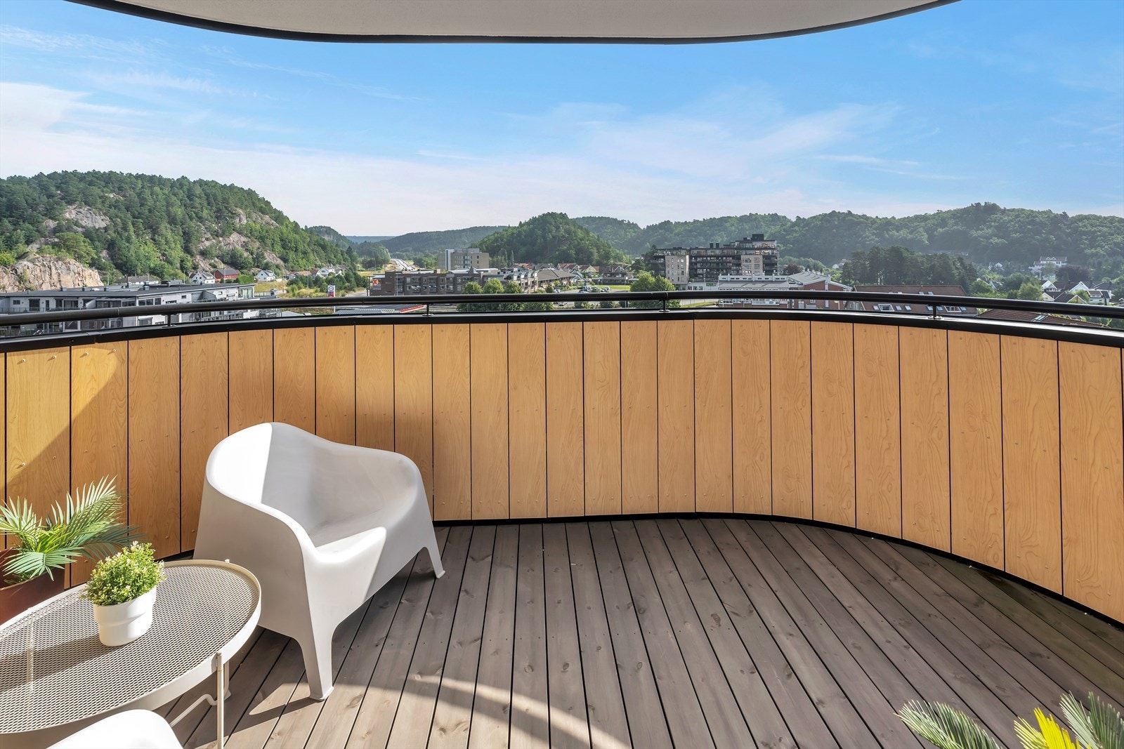 Her kan du sikre deg en lekker selveierleilighet i 7. etasje med stor hjørnebalkong. Galleribilde