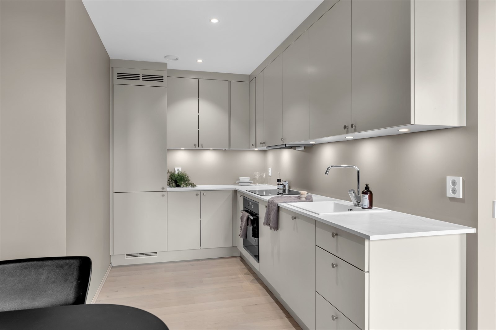 Flott kjøkken med innredning fra Strai og integrerte hvitevarer. Galleribilde