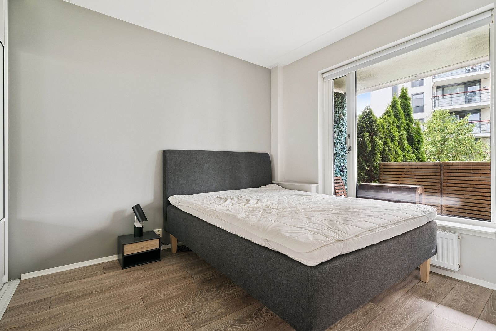 Stort rom med dobbeltseng og garderobeløsning Galleribilde