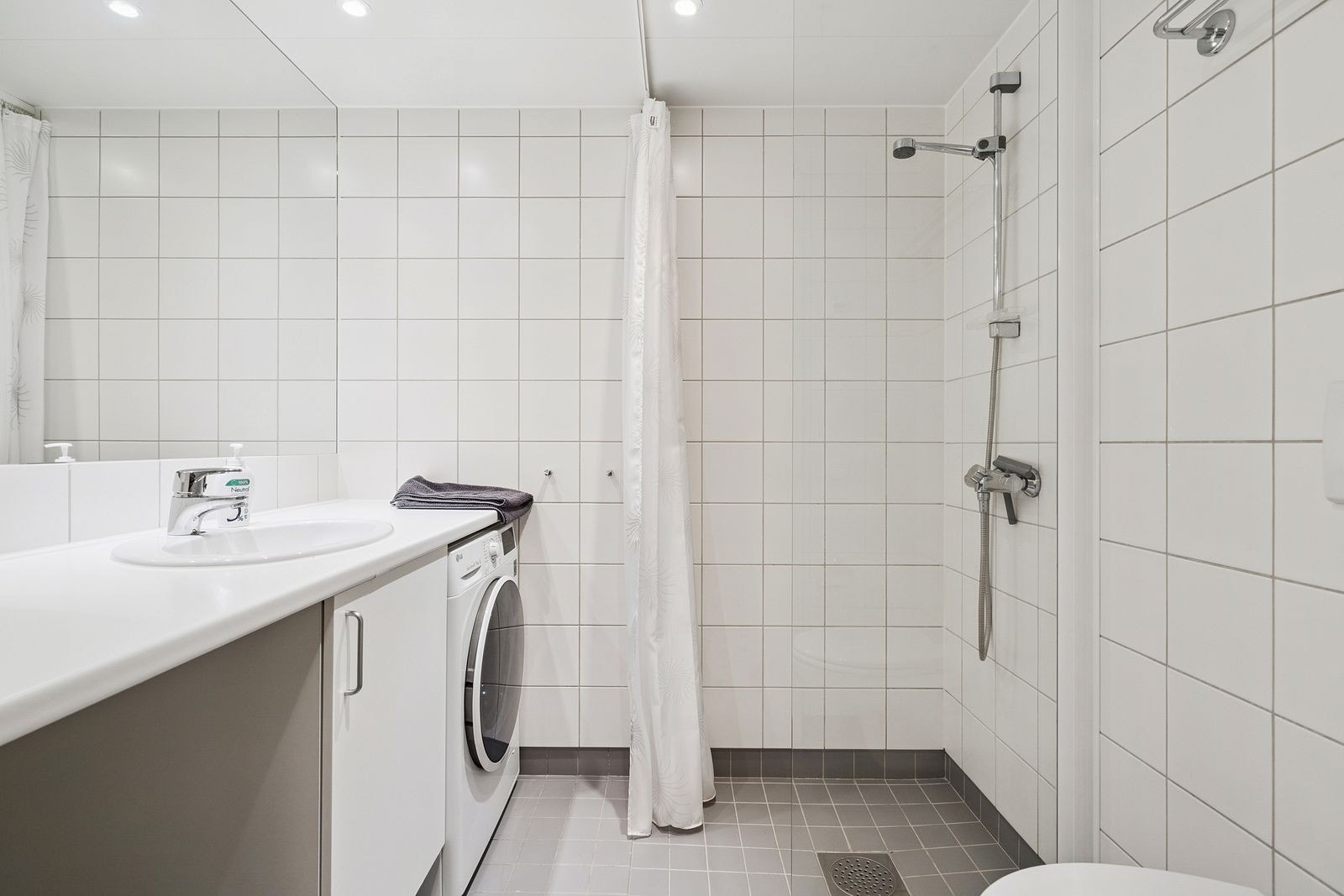 Bad m/ kombinert vaskemaskin med tørketrommel Galleribilde