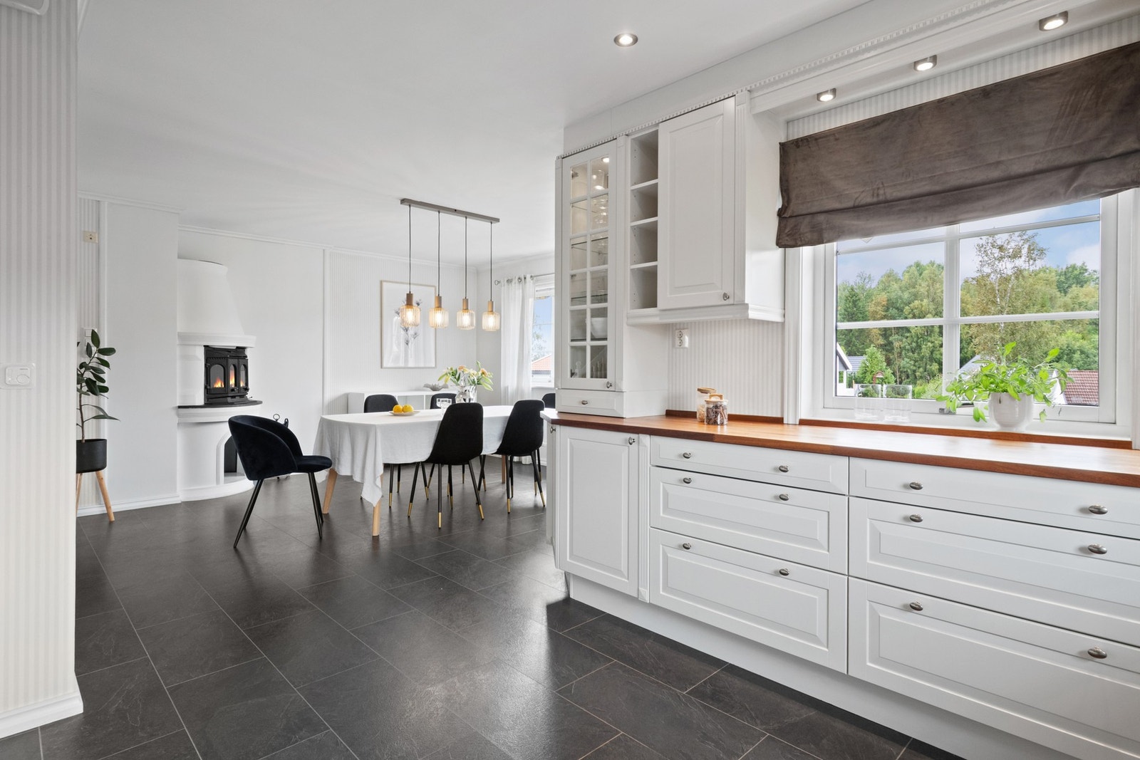 Rommet er av god størrelse, og har en egen sone med utmerket plass til et spisebord for hele familien. Galleribilde