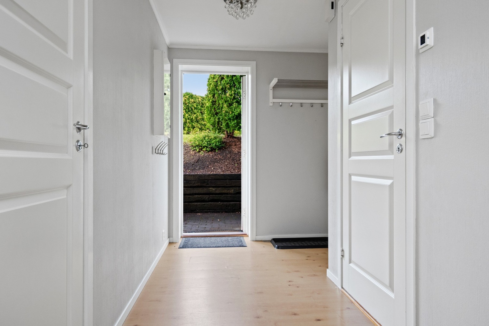 Utleiedelen inneholder entré, bod, bad/wc/vaskerom, soverom og åpen stue-/kjøkkenløsning. Galleribilde