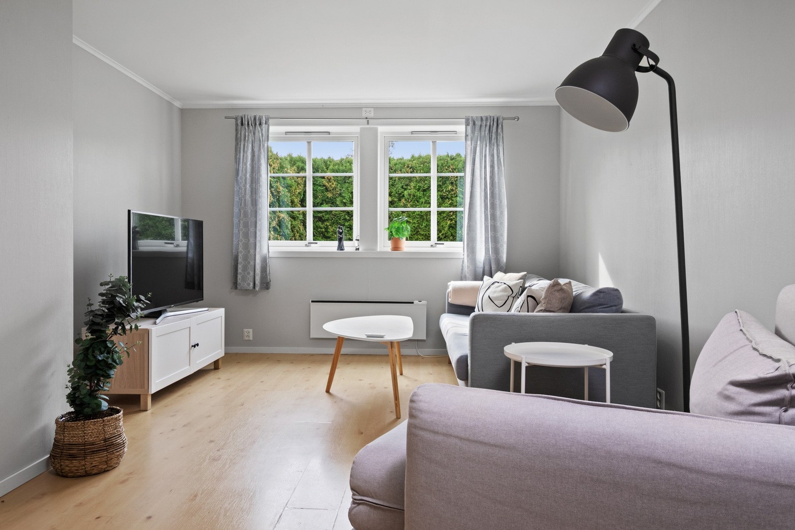 Oppholdsrommene har lysmalte vegger og laminat på gulvet, og oppvarmingen er elektrisk ved hjelp av panelovner og gulvvarme på badet. Galleribilde