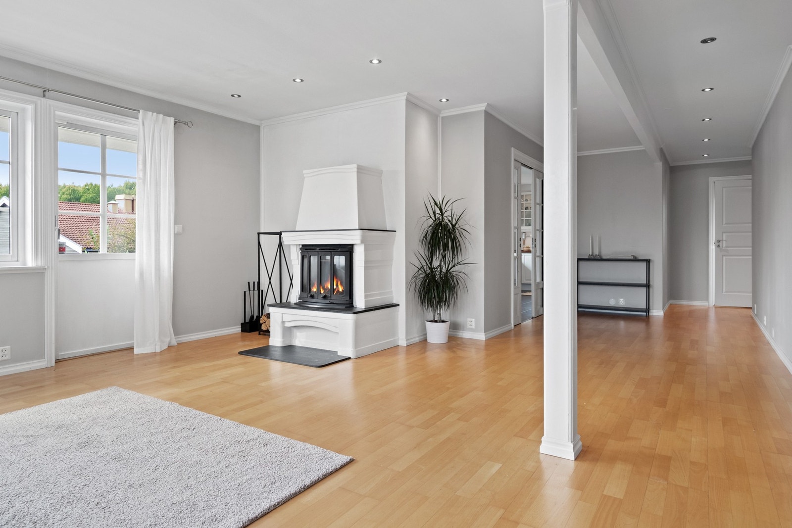 Det er montert downlights i deler av himlingen, og for ekstra lun hygge på kjøligere kvelder kan det fyres opp i en oppmurt peis med innsats. Galleribilde