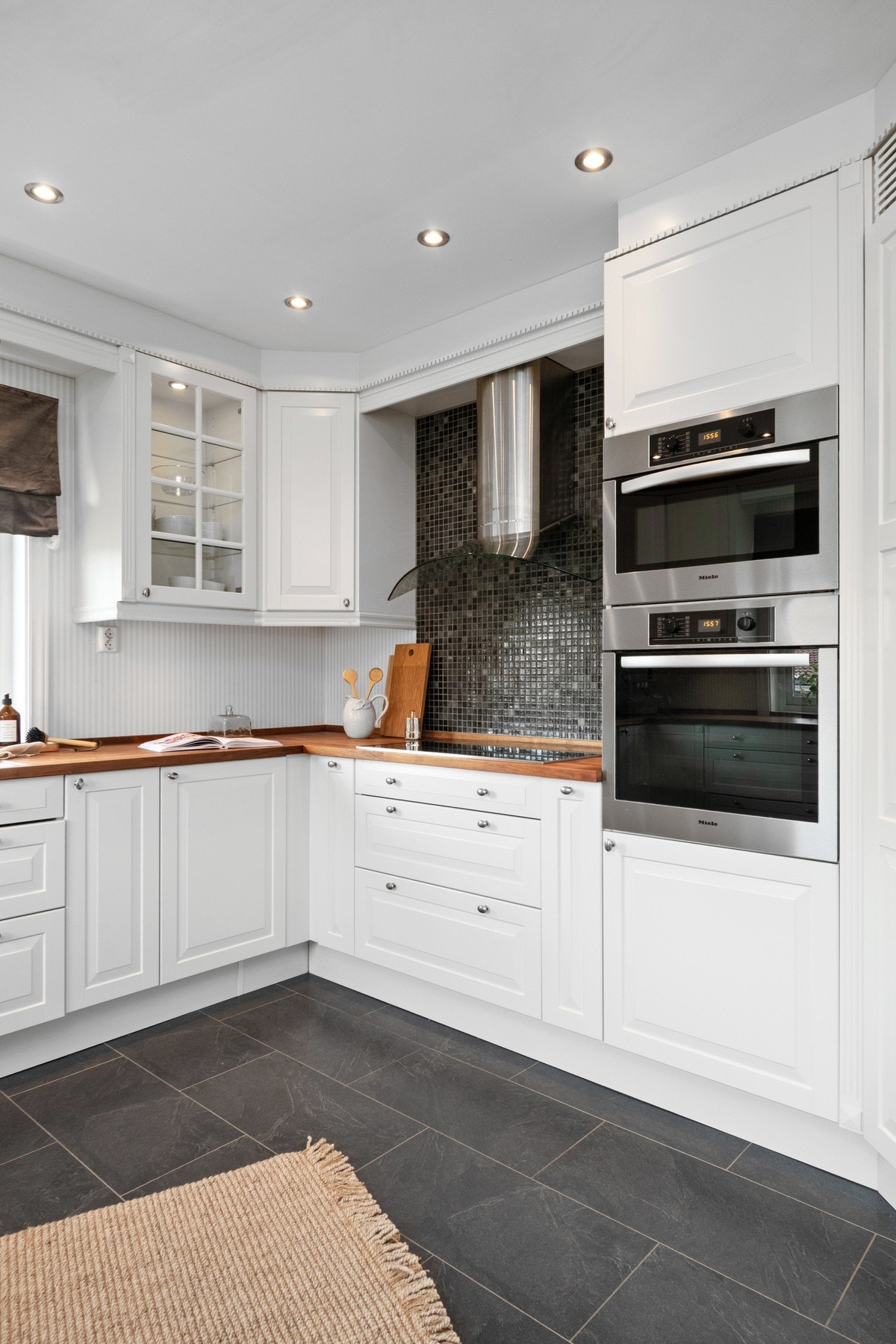 Veggen bak kokesonen er kledd med sorte mosaikkfliser som står godt til resten av interiøret. Galleribilde