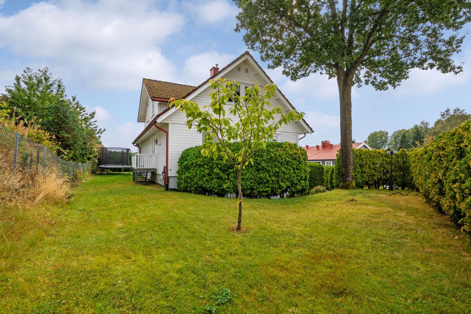 Den store hagen rammes inn med gjerde og hekk, og byr på rikelig med trygg boltreplass for både to- og firbeinte. Galleribilde