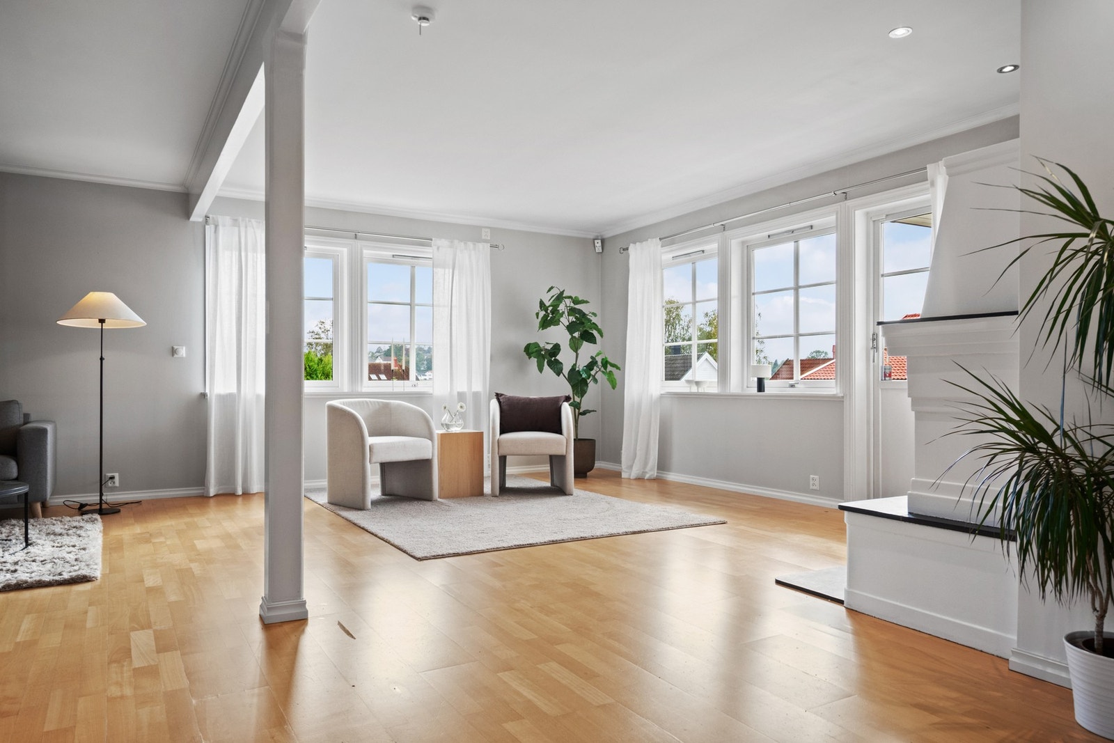 Stuen har lysmalte vegger mot gyllent laminatgulv, og det er god møbleringsfrihet i det åpne rommet. Galleribilde