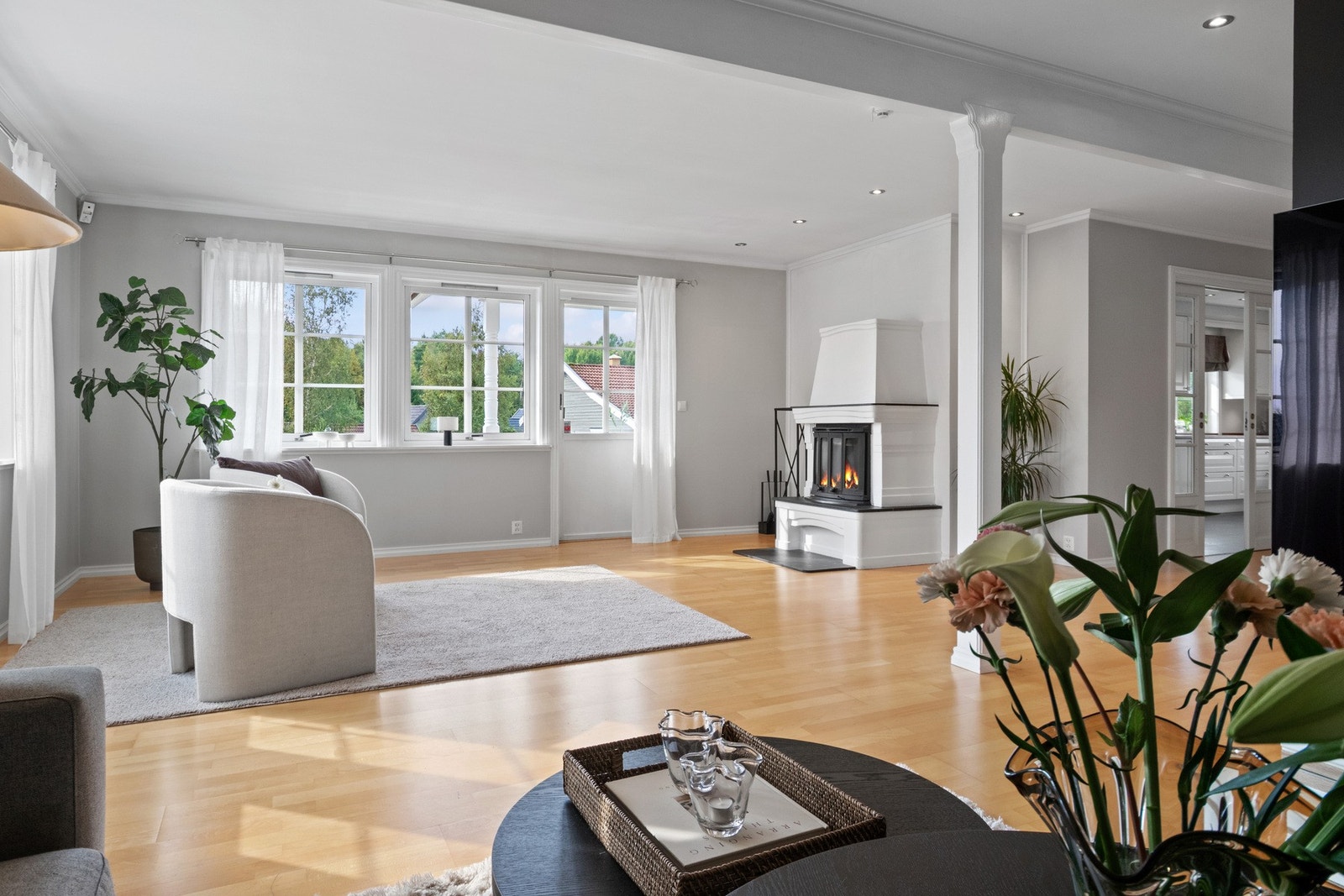 Fra stuen er det utgang til en sydvestvendt, dels overbygd terrasse på ca. 40 kvm med videre adkomst til hagen. Galleribilde