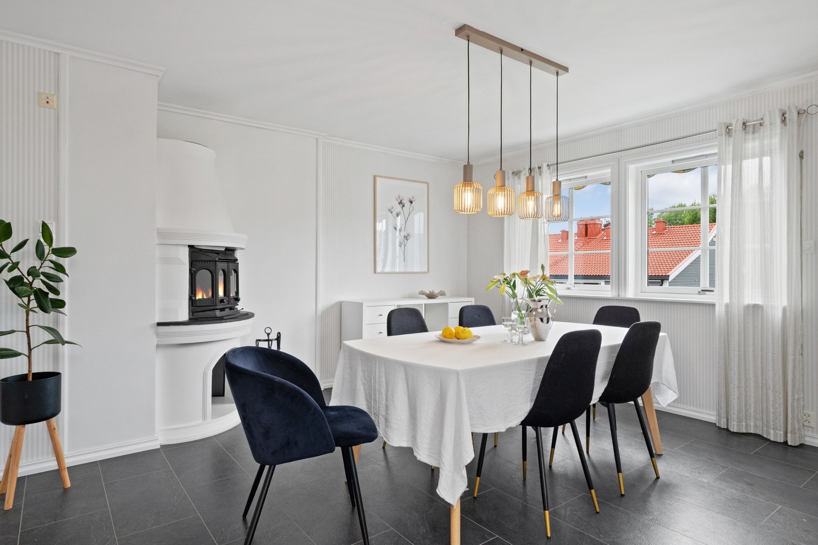 For ekstra hygge til måltidene på kjølige høstkvelder kan det fyres opp i en oppmurt peis med innsats. Galleribilde