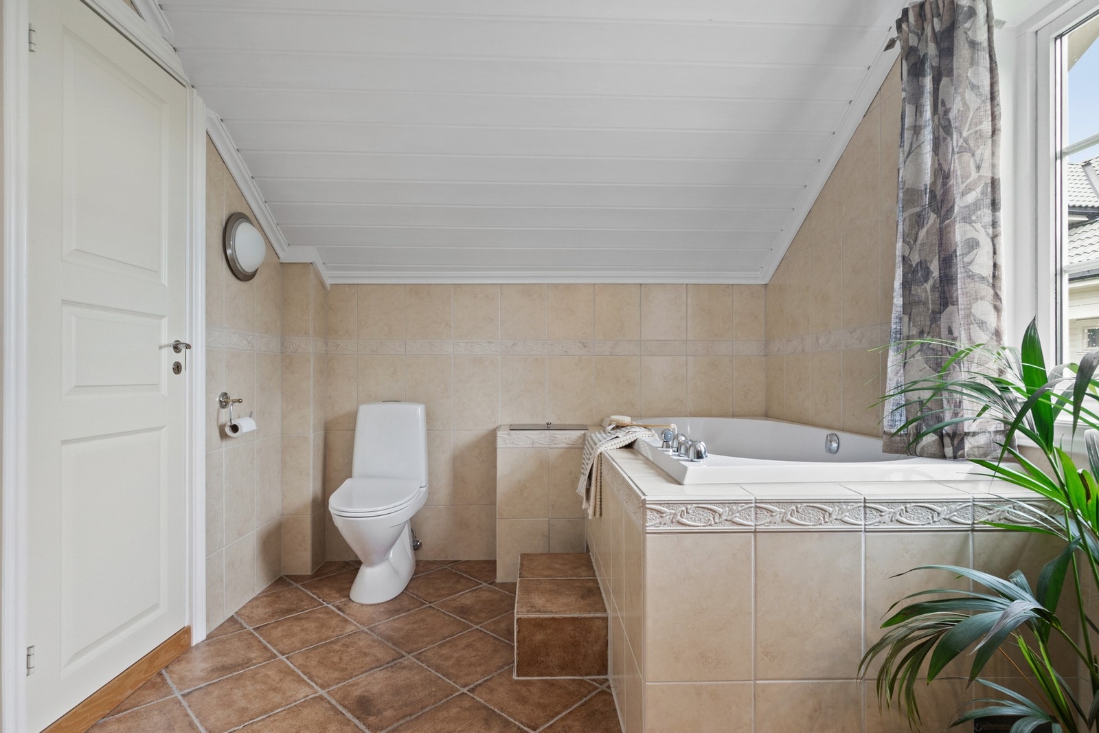 Baderomsinnredningen har gylne, profilerte fronter og består av en heldekkende servant på en skapseksjon, to høyskap og et speilskap med belysning. Galleribilde