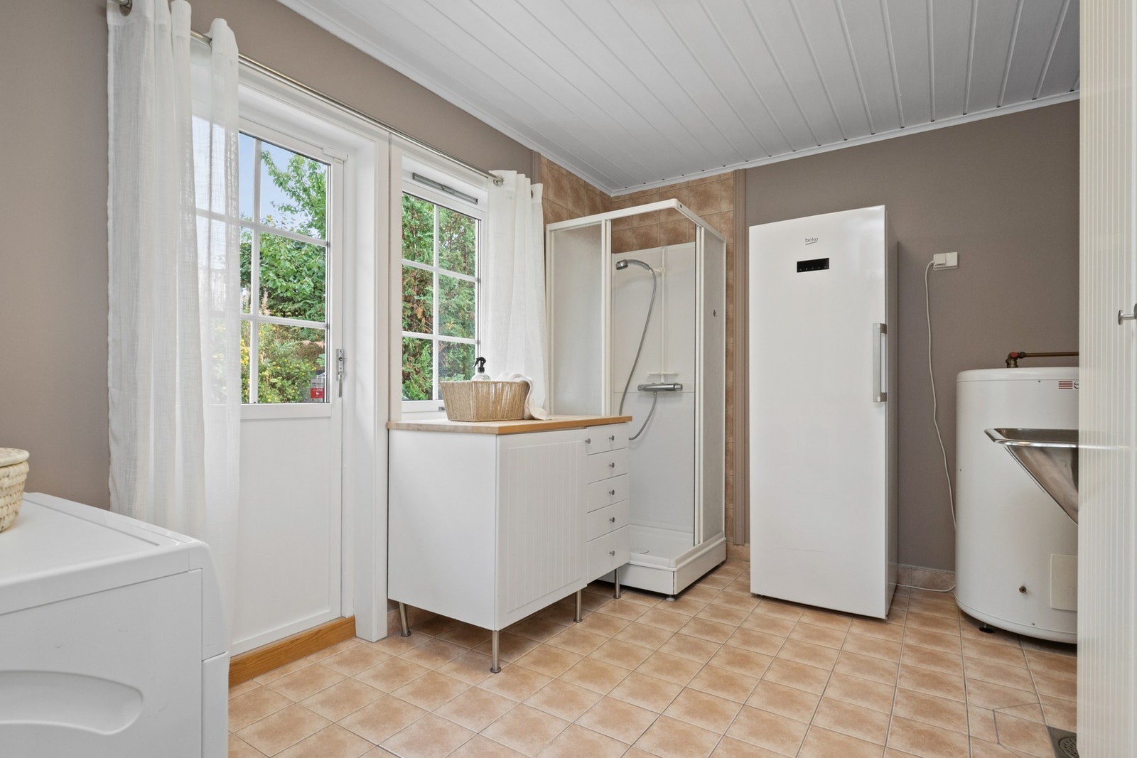 Av innredning er det en skapseksjon, og rommet er utstyrt med dusjkabinett, utslagsvask og opplegg for vaskemaskin. Galleribilde