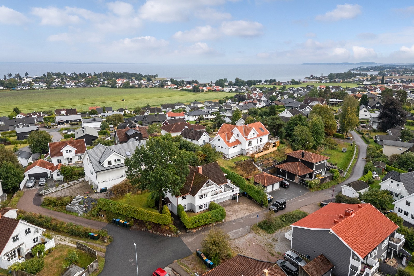 Boligen ligger meget sentralt på Ringshaug i et svært attraktivt, solrikt og barnevennlig boligstrøk. Galleribilde