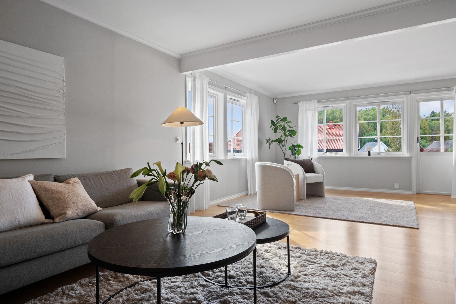 Stuen oppleves som romslig og innbydende, og dagslyset som strømmer inn via de store vinduene gir rommet en luftig atmosfære. Galleribilde