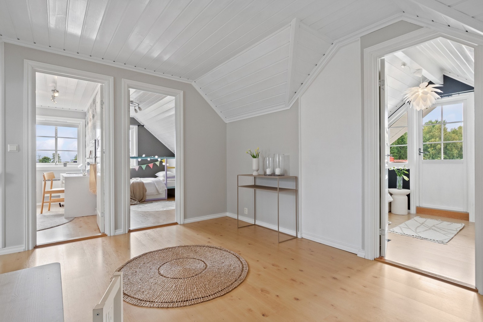 Det er fire pene soverom og et kontor i eneboligen, og alle soverommene ligger samlet i andre etasje. Galleribilde