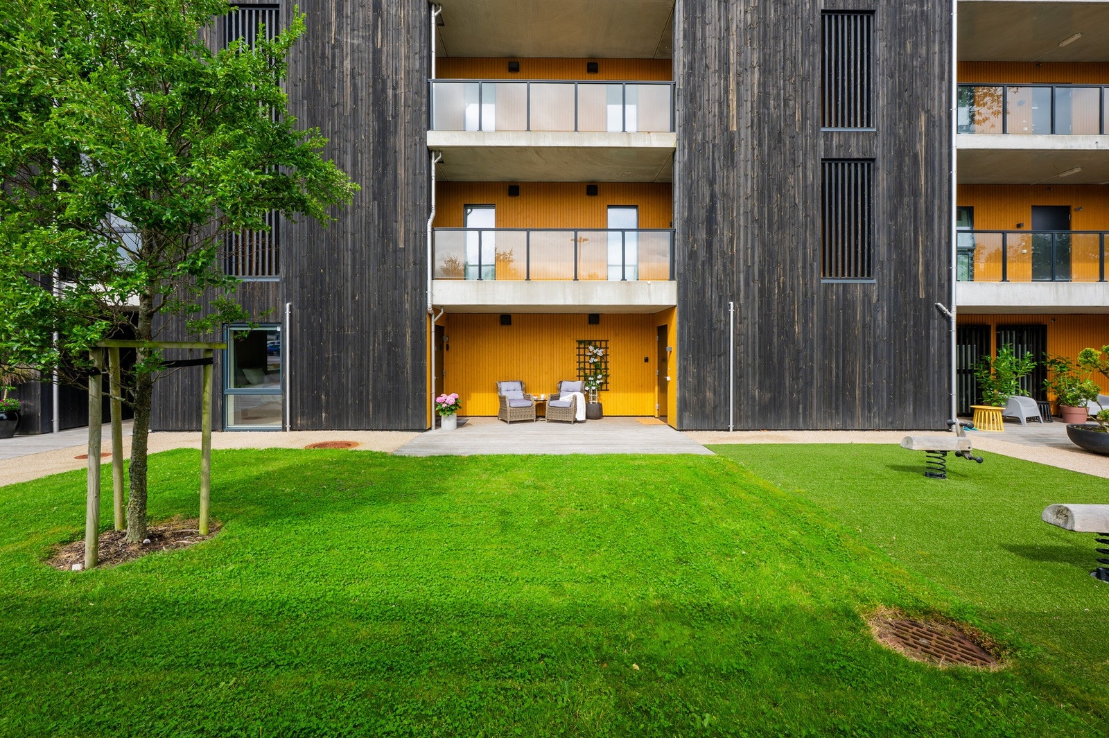 På denne siden er det også trivelige fellesområder - enten til lek eller et slag kubb med venner. Galleribilde