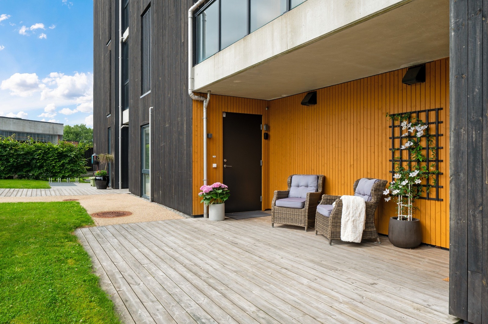 Det er også en liten uteplass ved inngangspartiet. - perfekt for en kaffekopp om morgningen. Galleribilde