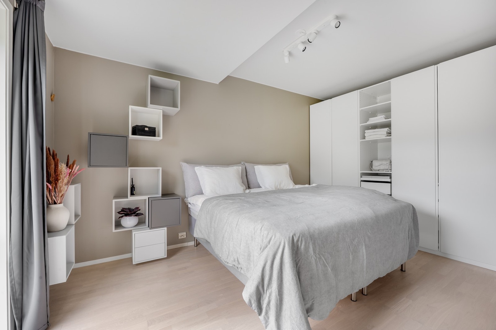 Hovedsoverommet har rikelig med garderobeplass. Galleribilde