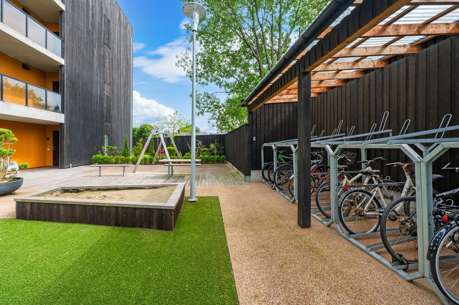 Sykkelparkering både inne og ute. Galleribilde