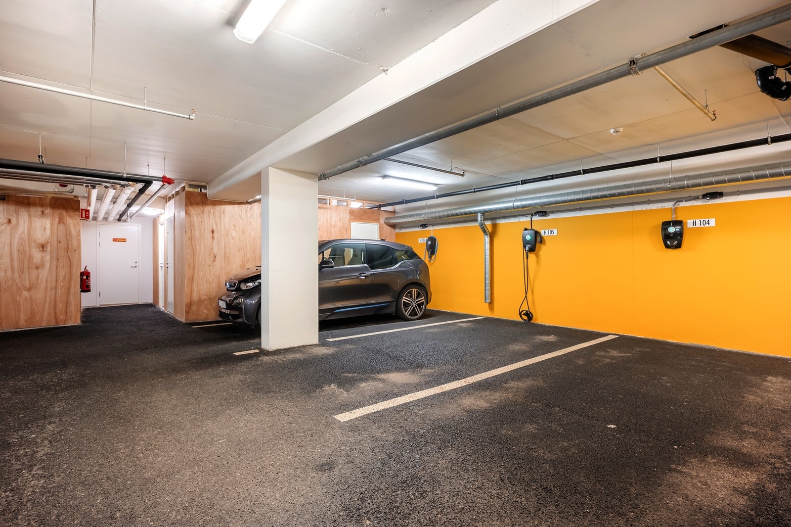 Parkering i felles anlegg med elbillader. Galleribilde