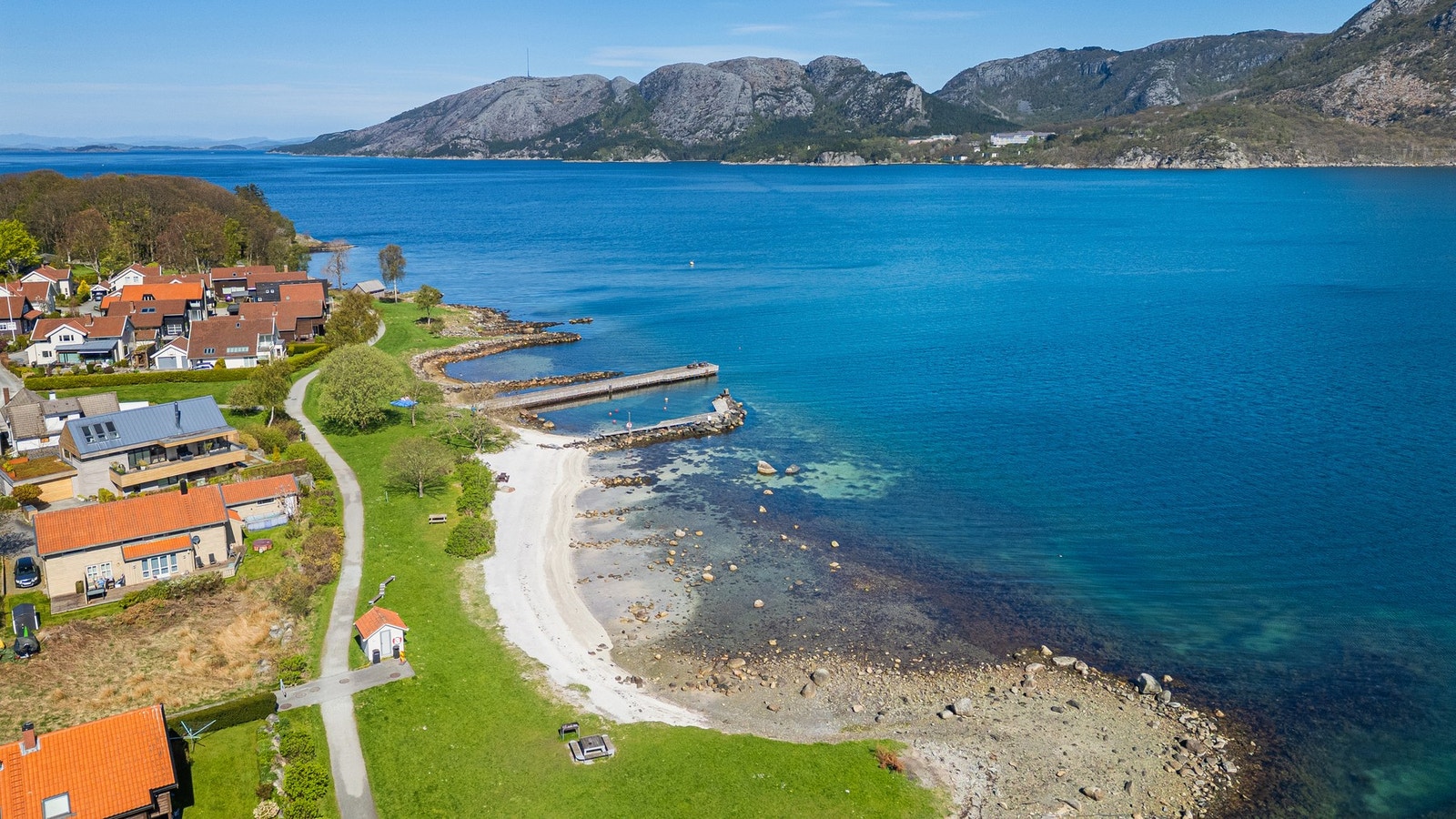 I tillegg til at du bor sentralt, er det flotte tur- og friområder ca. 10 minutters gange fra boligen. Galleribilde