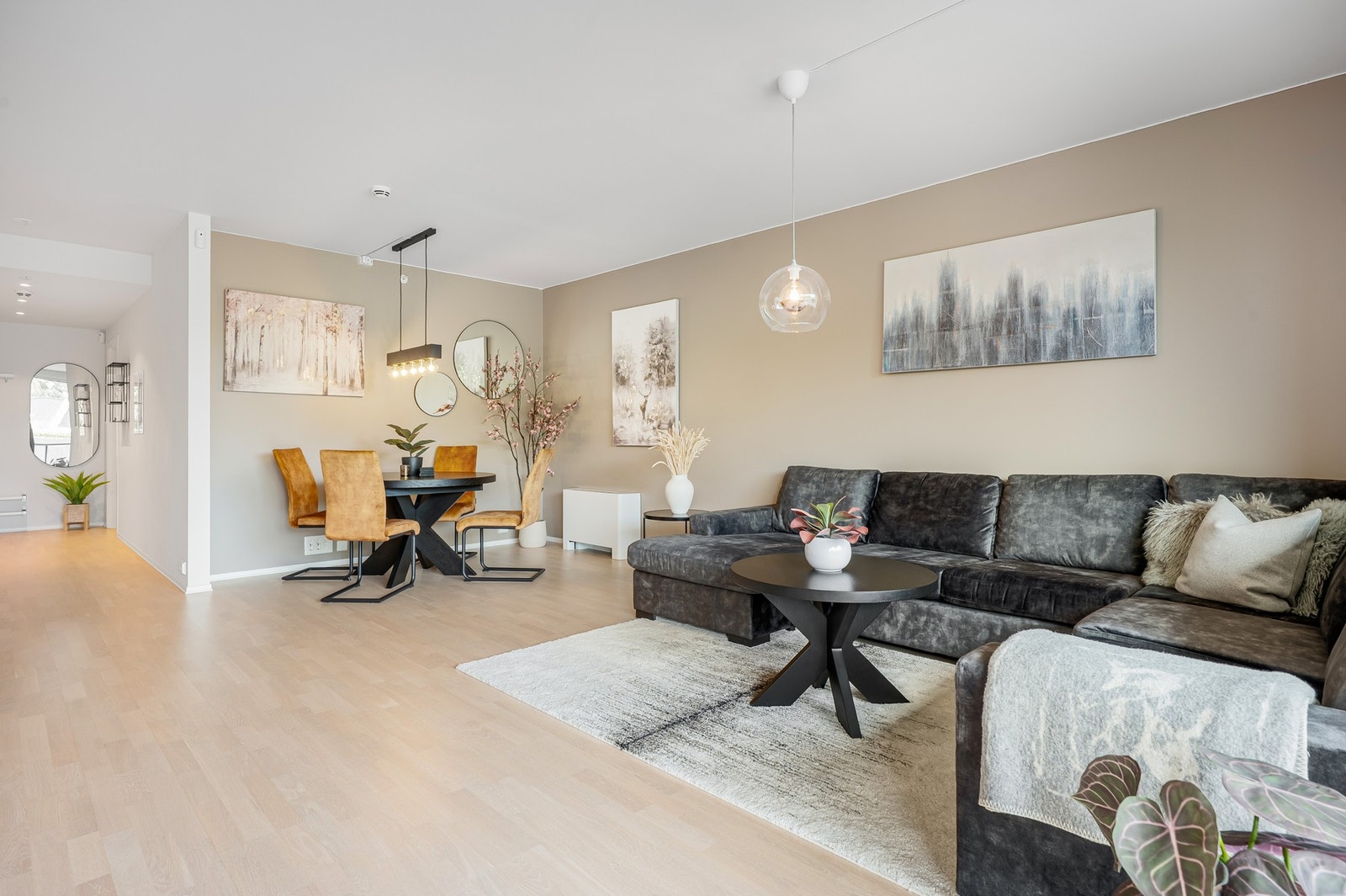 God plass til både sofa og spisebord. Galleribilde