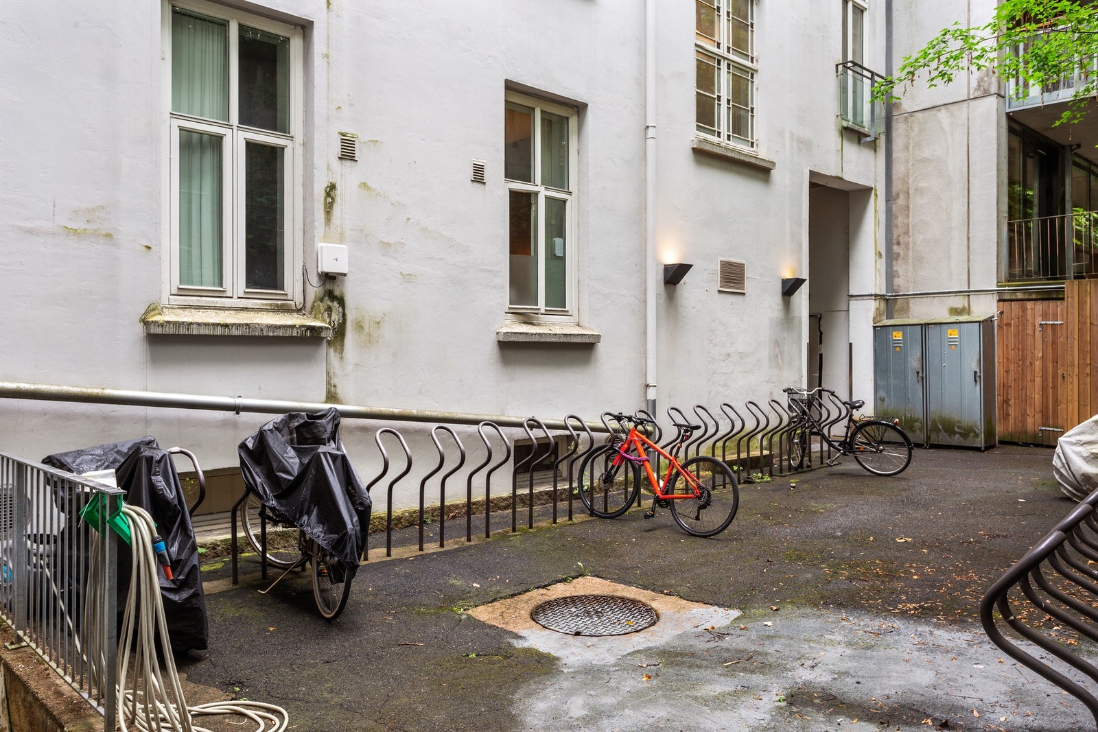 Bakgården benyttes som sykkelparkering. Galleribilde