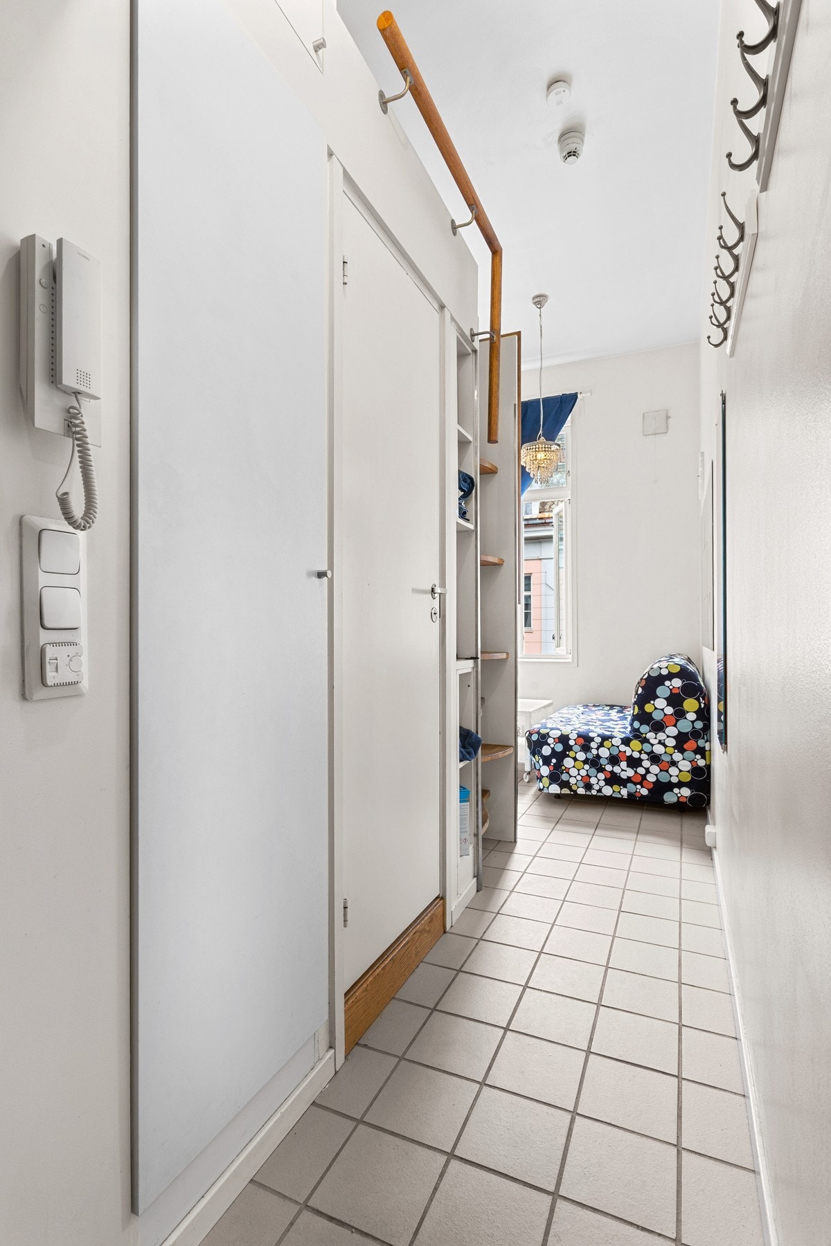 Velkommen inn! Mulighet for å henge fra seg yttertøy langs veggen. Galleribilde