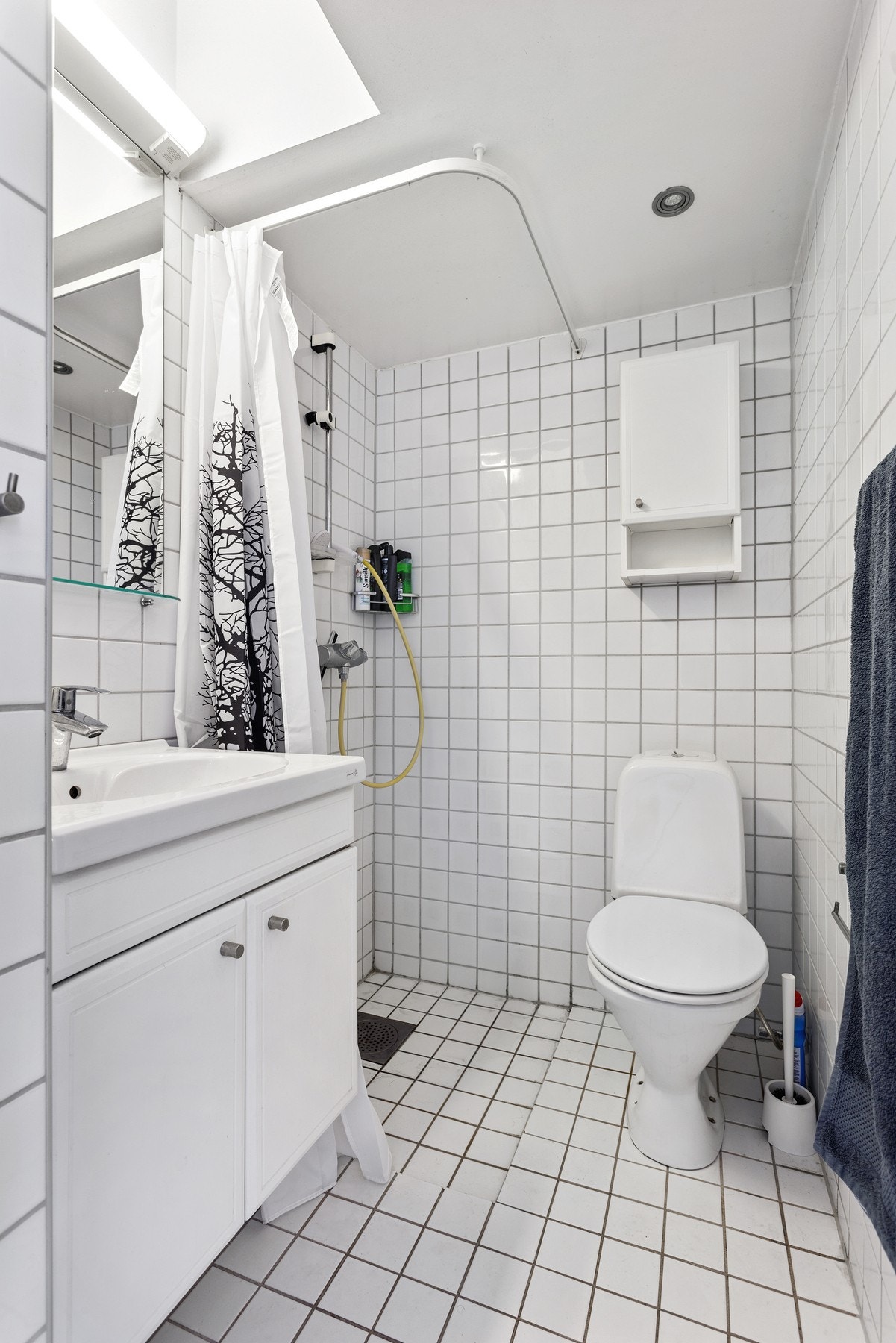 Videre er det et lyst, flislagt baderom med varme i gulv. Galleribilde