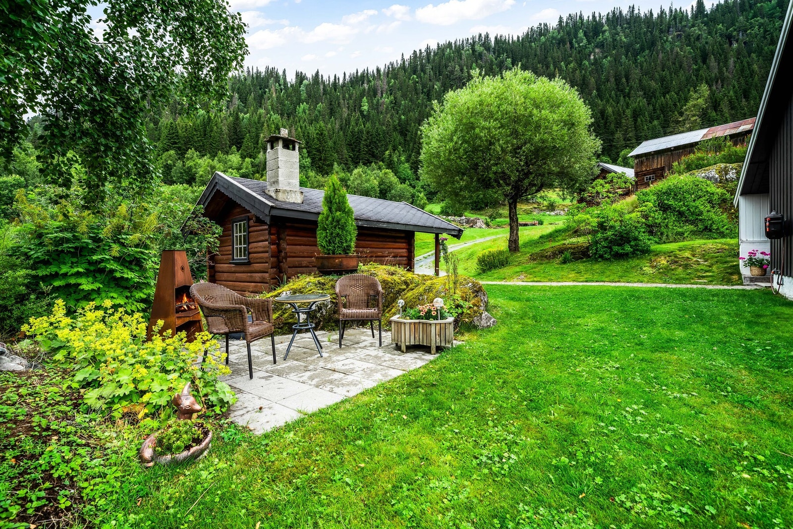 Velkommen til en trivelig enebolig med tilhørende anneks og carport, idyllisk beliggende i rolige omgivelser med flott utsikt. Galleribilde