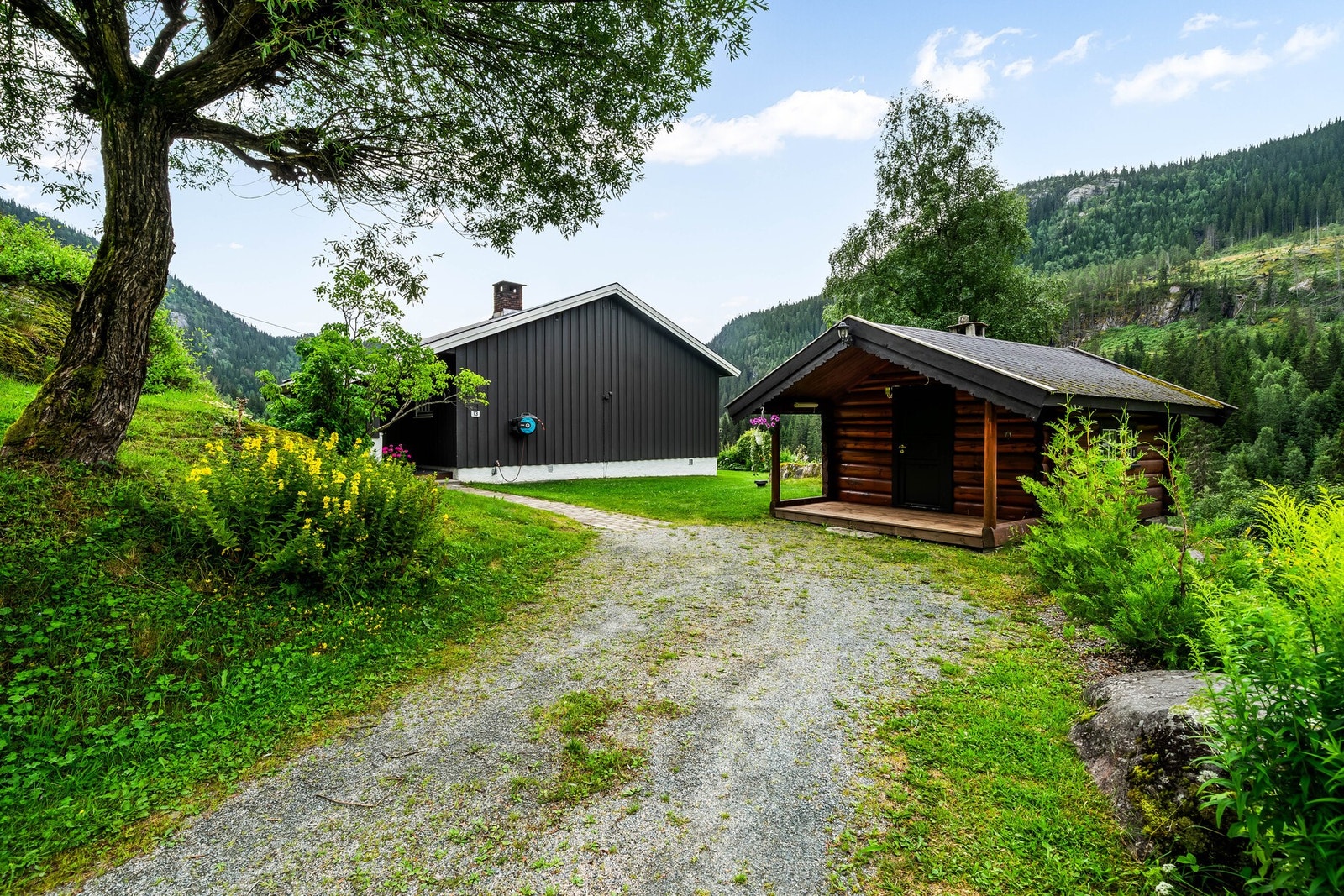 Her får du et hjem med sjarm og gode løsninger, samt et anneks som gir ekstra fleksibilitet - perfekt som gjesterom, hjemmekontor, atelier eller hobbyrom. Galleribilde