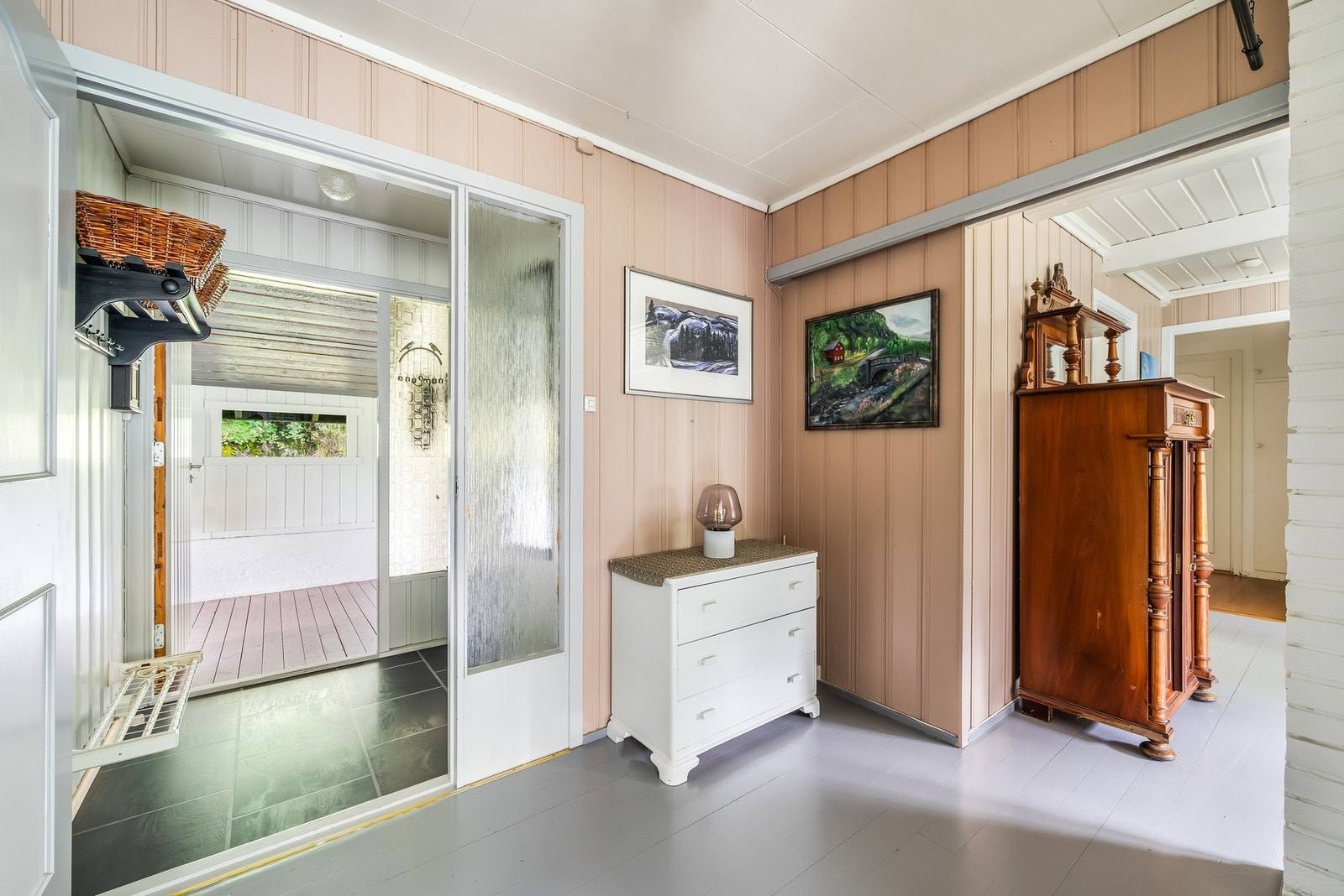 Lys og romslig gang med plass til å henge fra seg yttertøyet. Galleribilde
