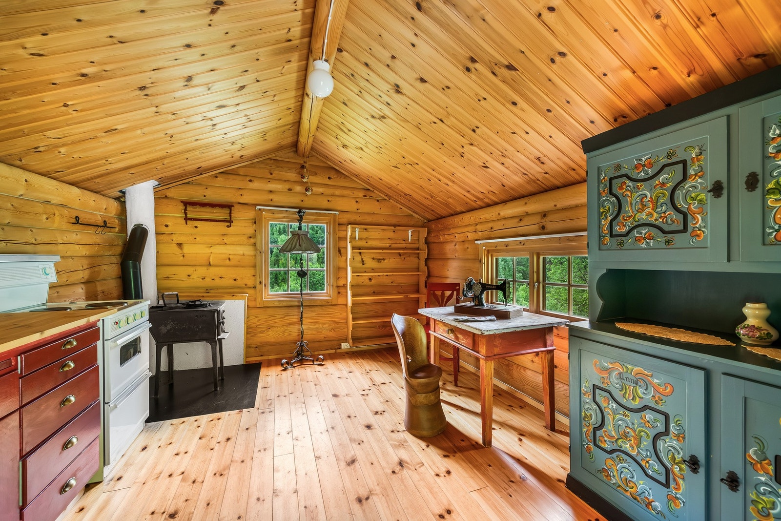 Trivelig anneks som gir ekstra plass og åpner for mange bruksområder. Ideelt som gjesterom, hjemmekontor, atelier eller hobbyrom - et fleksibelt tilskudd som gir eiendommen ekstra verdi og muligheter. Galleribilde